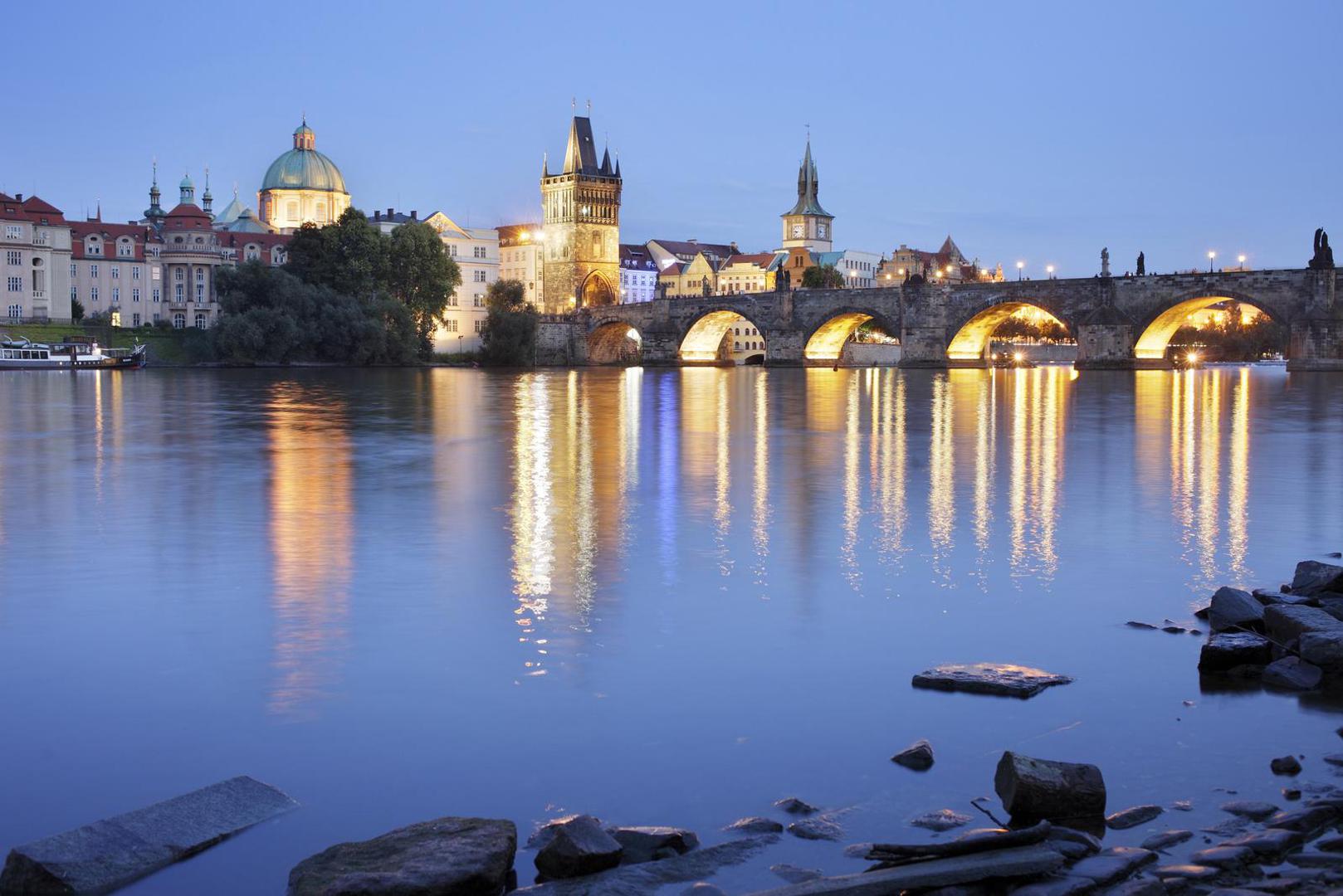 Ako tražite klasičnu europsku čaroliju po nevjerojatno niskim cijenama, istočna Europa je nepogrešiv odabir. Prag, sa svojom bajkovitom arhitekturom, u jesen dobiva posebnu, pomalo melankoličnu ljepotu koja je idealna za šetnju preko Karlovog mosta ili istraživanje Praškog dvorca. S cijenama piva od oko 2 € i obilnim obrokom za manje od 10 €, češka prijestolnica ostaje jedna od najisplativijih destinacija.