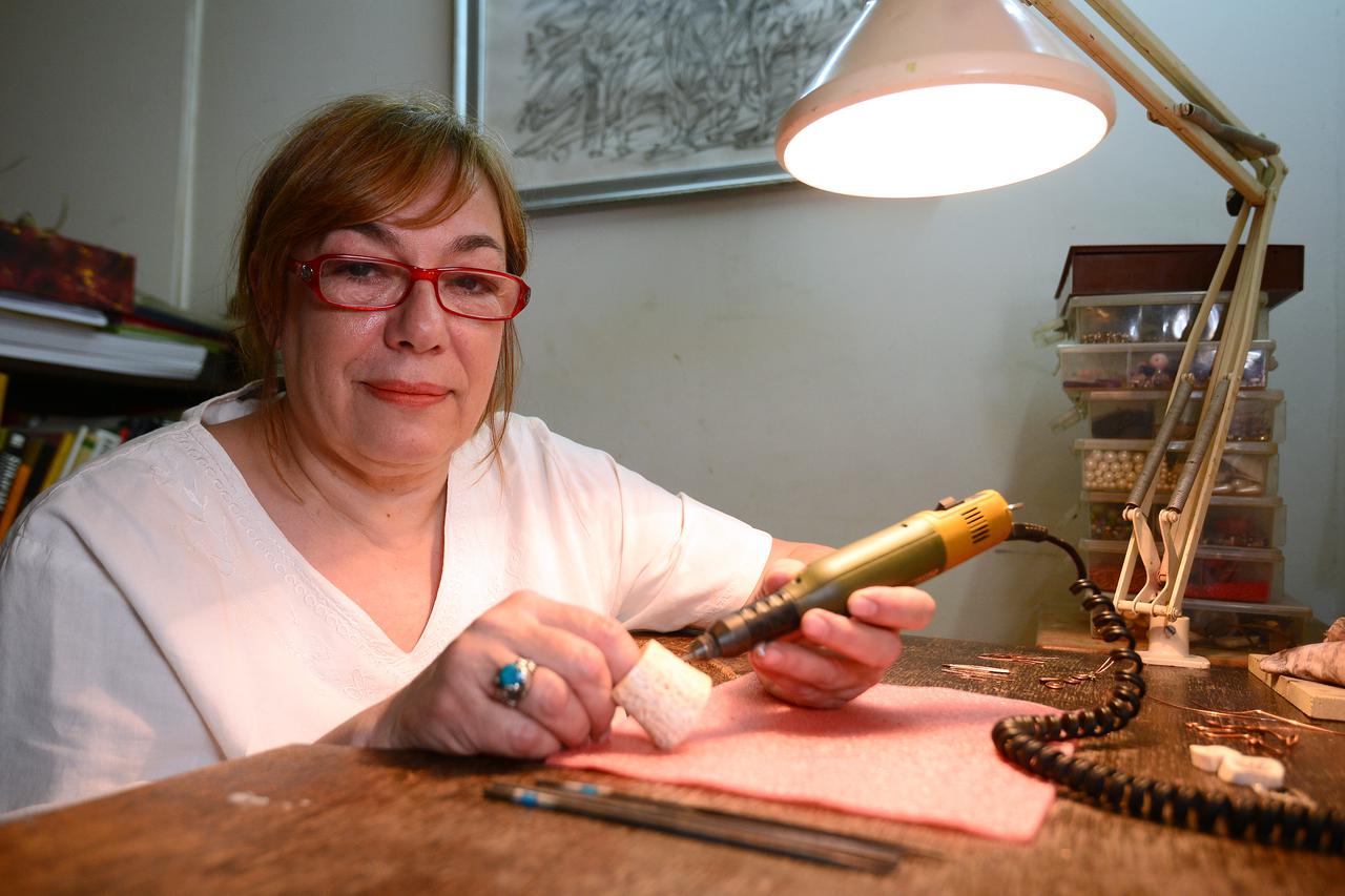 23.4.2015.,Zagreb -  Umjetnica Danica Solomun izradit ce nakit za siromasne maturantice koje si nemogu priustiti nakit za maturalnu veceru. Photo: Marko Prpic/PIXSELL