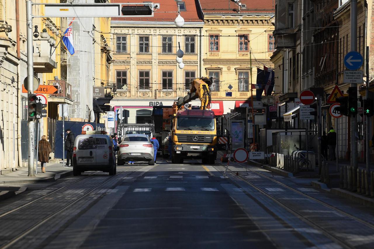 Zagreb: Zbog radova na sanaciji krovišta u Frankopanskoj i Ilici zaustavljen je javni prijevoz