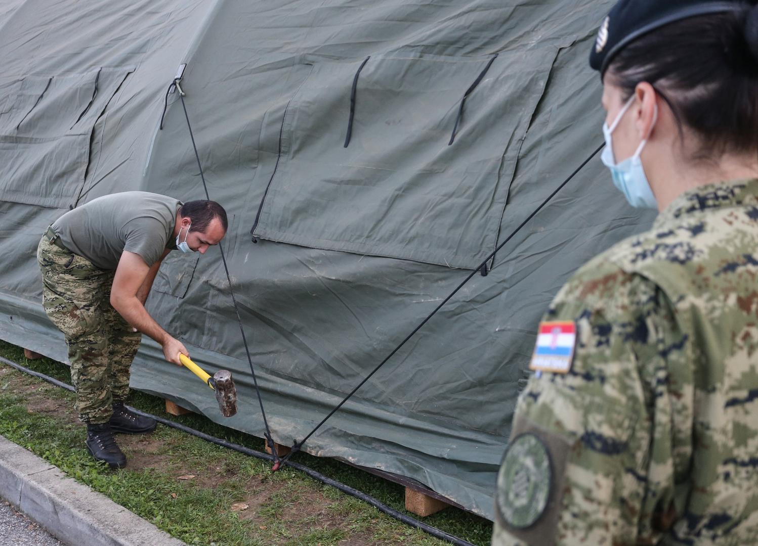 U cilju pružanja pomoći lokalnoj zajednici i institucijama civilnog društva u borbi za suzbijanje epidemije koranavirusa, pripadnici Zapovjedništva za potporu pomažu postaviti tri grijana šatora iz Ekspedicijskog kampa pred KBC Zagreb. (Hina)