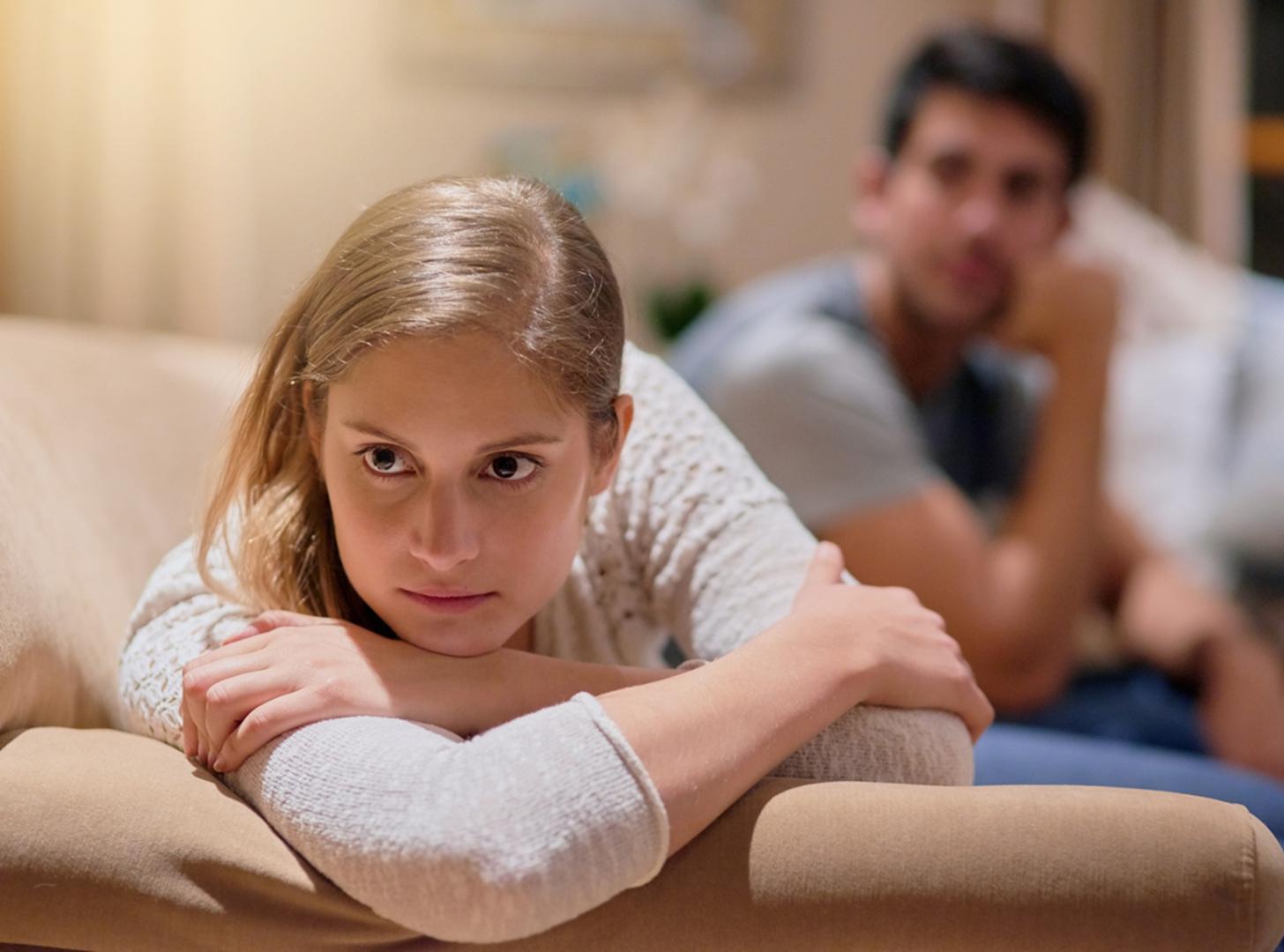 3. Realan uvid u vezu
Nakon prekida često se fokusiramo isključivo na lijepe uspomene, što može stvoriti dojam da smo izgubili nešto savršeno. Međutim, važno je podsjetiti se i na izazove, nesuglasice i razloge zbog kojih veza nije funkcionirala. Uvid u negativne trenutke može pomoći u racionalnijem sagledavanju situacije i smanjiti idealiziranje prošlosti i bivšeg partnera.
