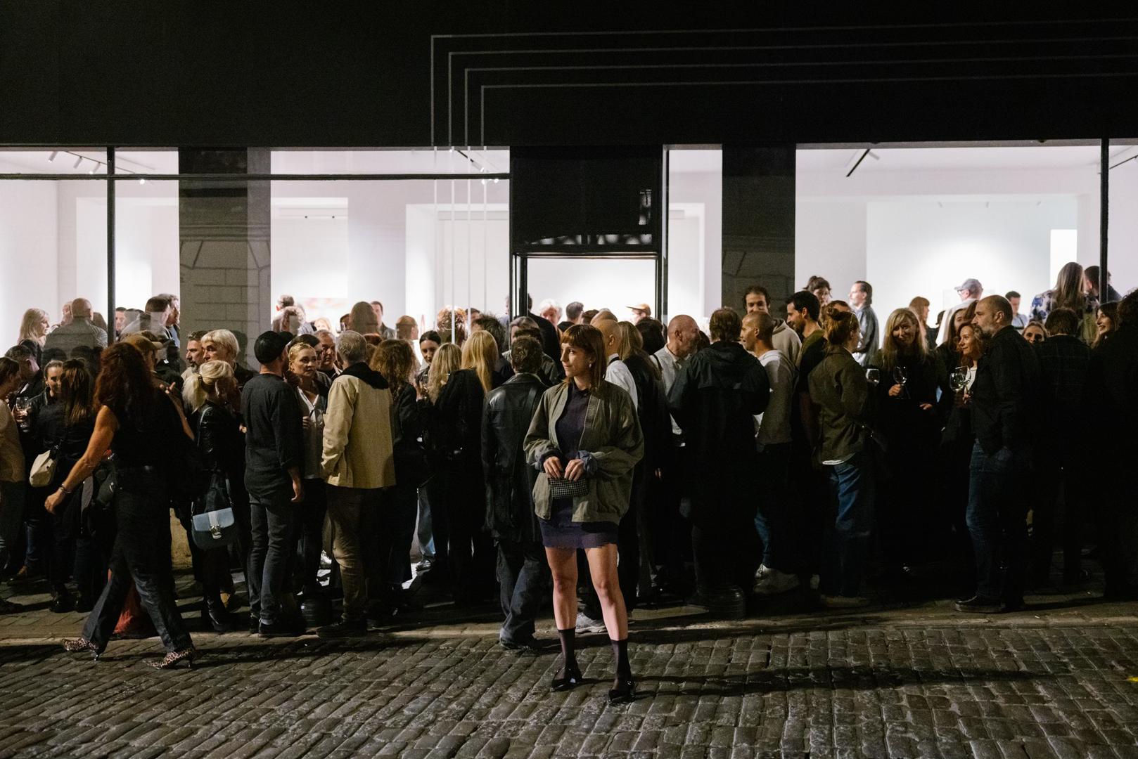 Gužva na otvorenju izložbe "Ušećerena idila" Martine Grlić u zagrebačkoj galeriji Trotoar 