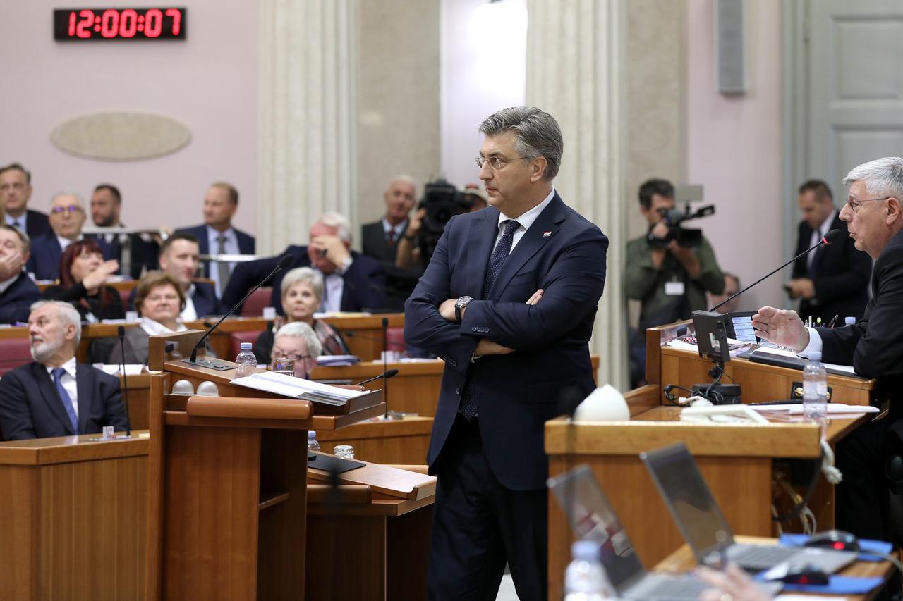 Zagreb: Zastupnici lupanjem ometaju govor premijera Plenkovica