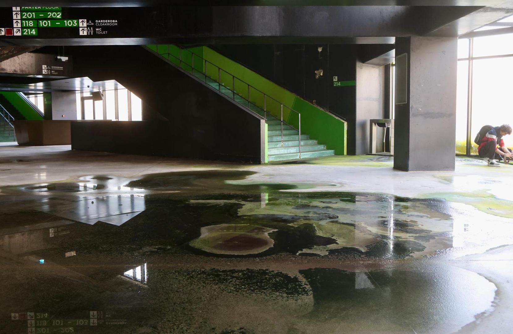 "Nivo vode pada, po nekim saznanjima oko 4.000 kvadratnih metara u Areni bilo je poplavljeno. Teško je u startu procijeniti, vidjet ćemo što nas još čeka", rekao je Petar Bućan, zamjenik zapovjednika Javne vatrogasne postrojbe Grada Splita.

