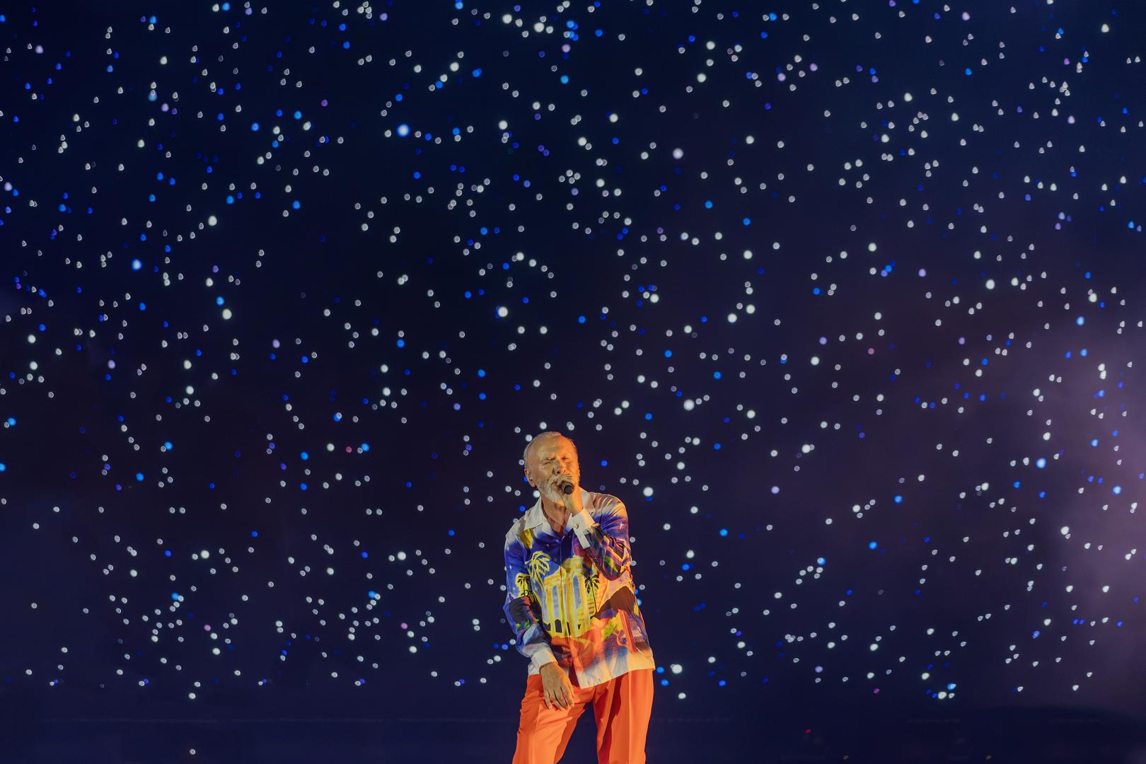 Ovim koncertom Dino Merlin je nakon više od 18 mjeseci koncertne pauze u Hrvatskoj još jednom potvrdio svoju umjetničku veličinu, a splitski nastup došao je kao "umjetnički testament" – emotivni vrhunac njegove turneje, ispunjen ljubavlju i strašću prema glazbi i publici. Subotnja vrela ljetna noć ostat će zapisana u njegovoj biografiji kao još jedan trijumf karijere, a publici sa stadiona kao trajna uspomena koja će se pamtiti generacijama.
