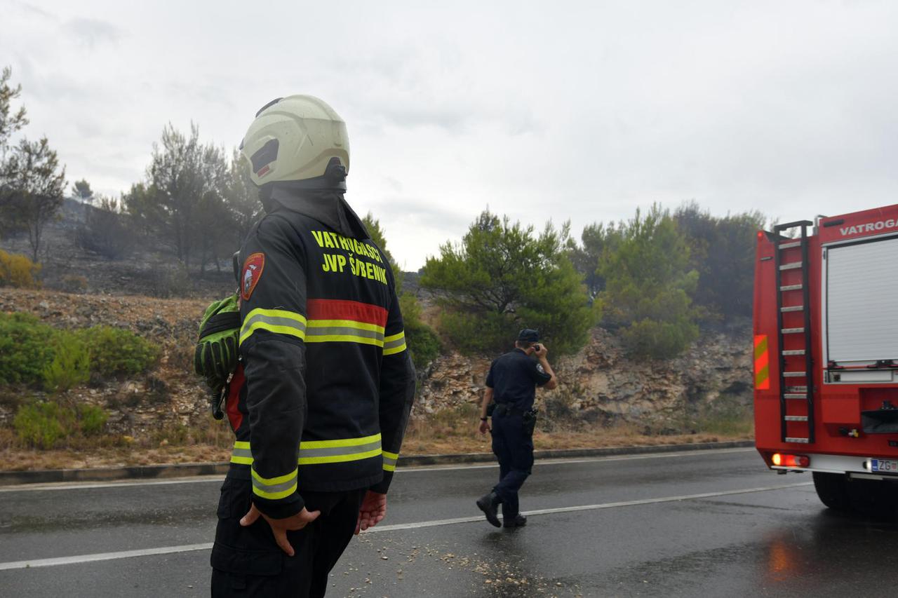 Veliki požar kod Jasenova vatrogasci stavili pod kontrolu