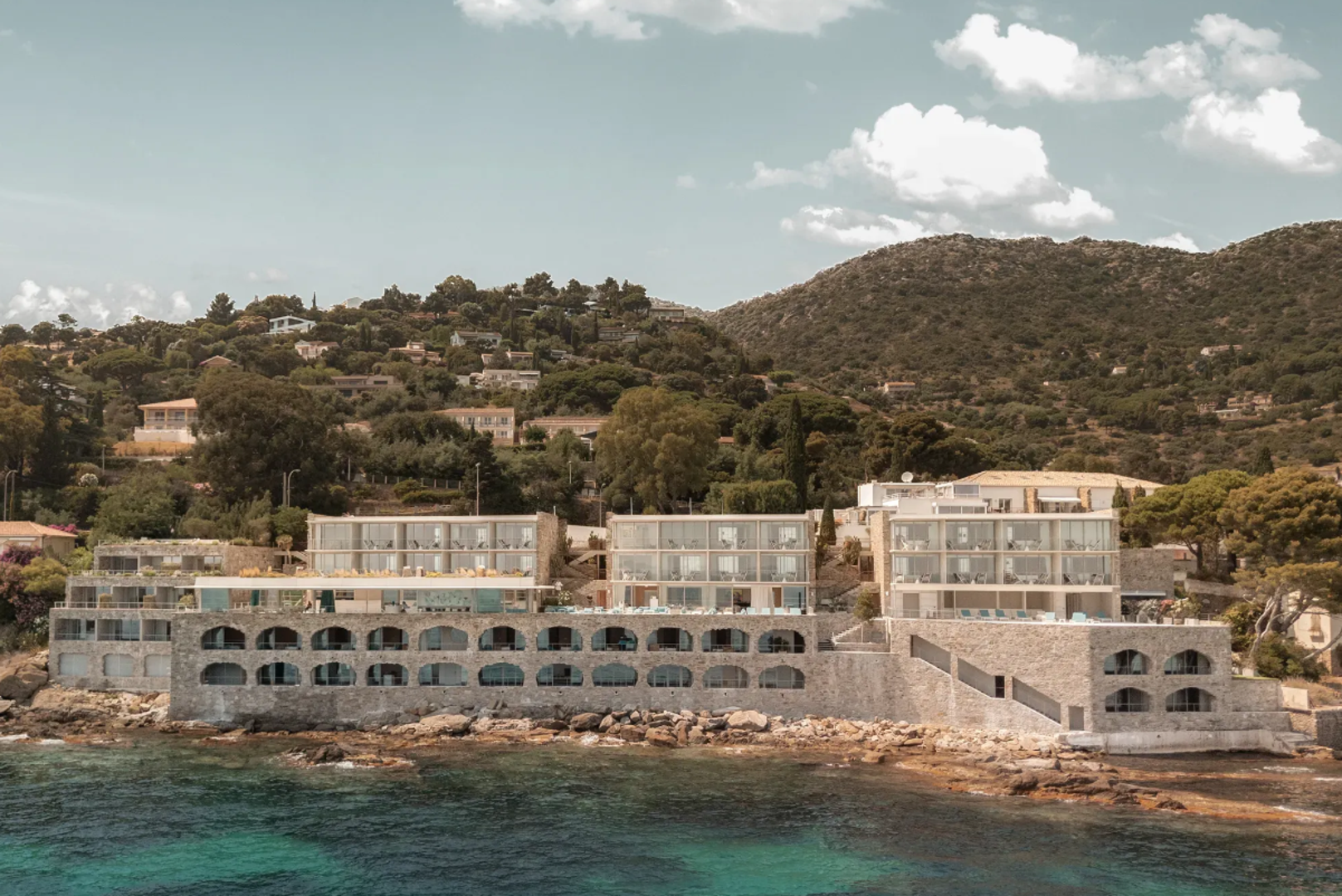 Šesto mjesto zauzeo je Les Roches smješten u mediteranskom mjestu Le Lavandou na Azurnoj obali. Hotel je poznat po lokaciji tik uz more i opuštenom luksuzu inspiriranom francuskom rivijerom. Posebnost su panoramski pogledi na Mediteran i arhitektura koja maksimalno koristi prirodno okruženje.