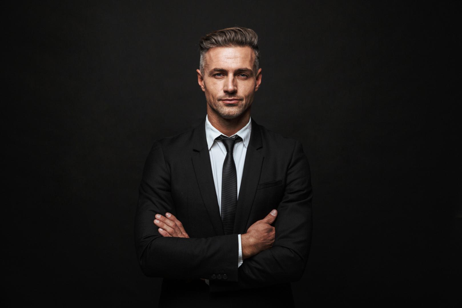 Crna: Ljubitelji crne boje često su osobe koje cijene eleganciju, snagu i diskreciju. Volite ostaviti dojam, ali ne nužno kroz glasnu prisutnost, nego kroz stil, stav i držanje. Psiholozi crnu povezuju s kontrolom, zaštitom i željom da zadržite određenu dozu privatnosti. Ponekad djelujete tajanstveno, no iza toga se često krije osjetljivost koju ne želite pokazivati svakome.