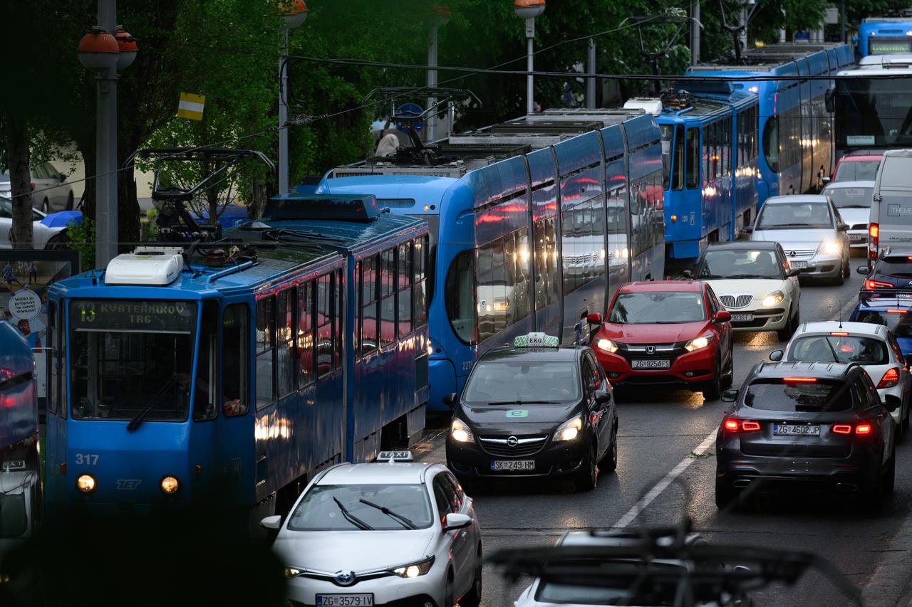 Zagreb: Velika prometna gužva i zastoj tramvaja u Savskoj ulici
