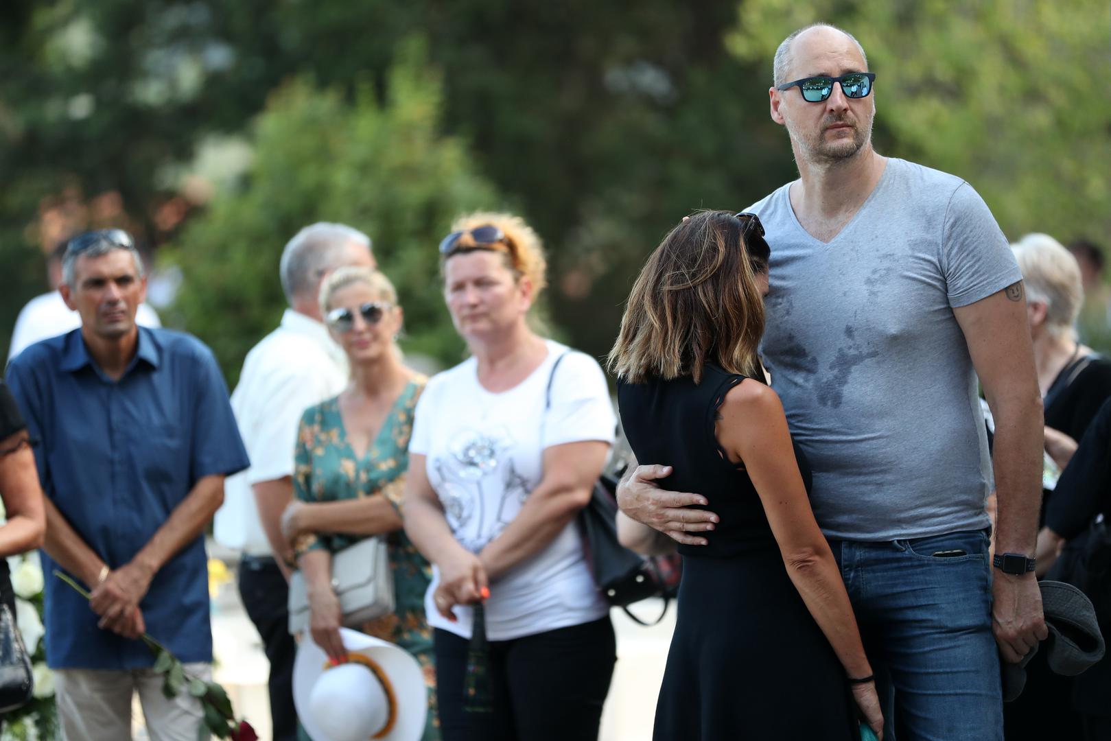 Naš poznati bivši košarkaš Dino Rađa došao je sa suprugom Viktorijom koja nije skrivala suze. 