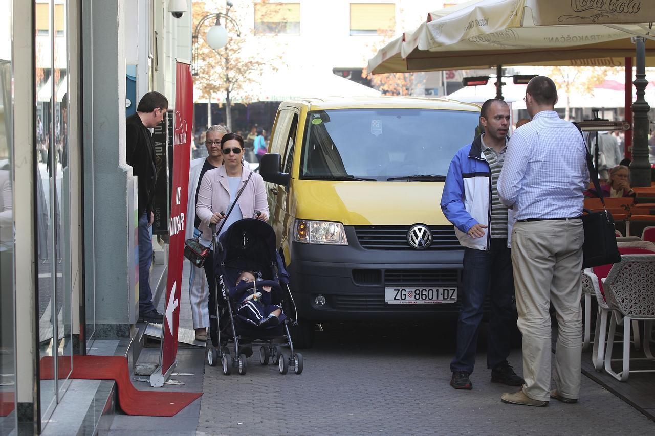 04.10.2012., Zagreb - Dostavljac sa kombijem hrvatske poste provezao se danas Bogovicevom ulicom blokirajuci najuze dijelove pjesacke zone i provlaceci se uz terase kafica. Zaustavljajuci se od ulaza do ulaza desetak minuta stvarao je probleme prolaznicim