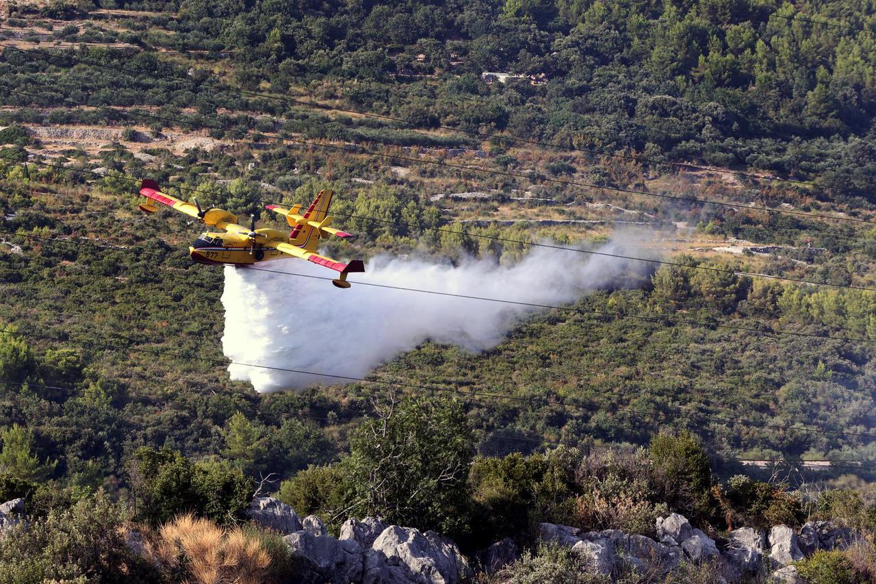 Kaštela: Dva kanadera i jedan Air Tractor uspješno lokalizirali požar koji je buknuo u blizini kuća