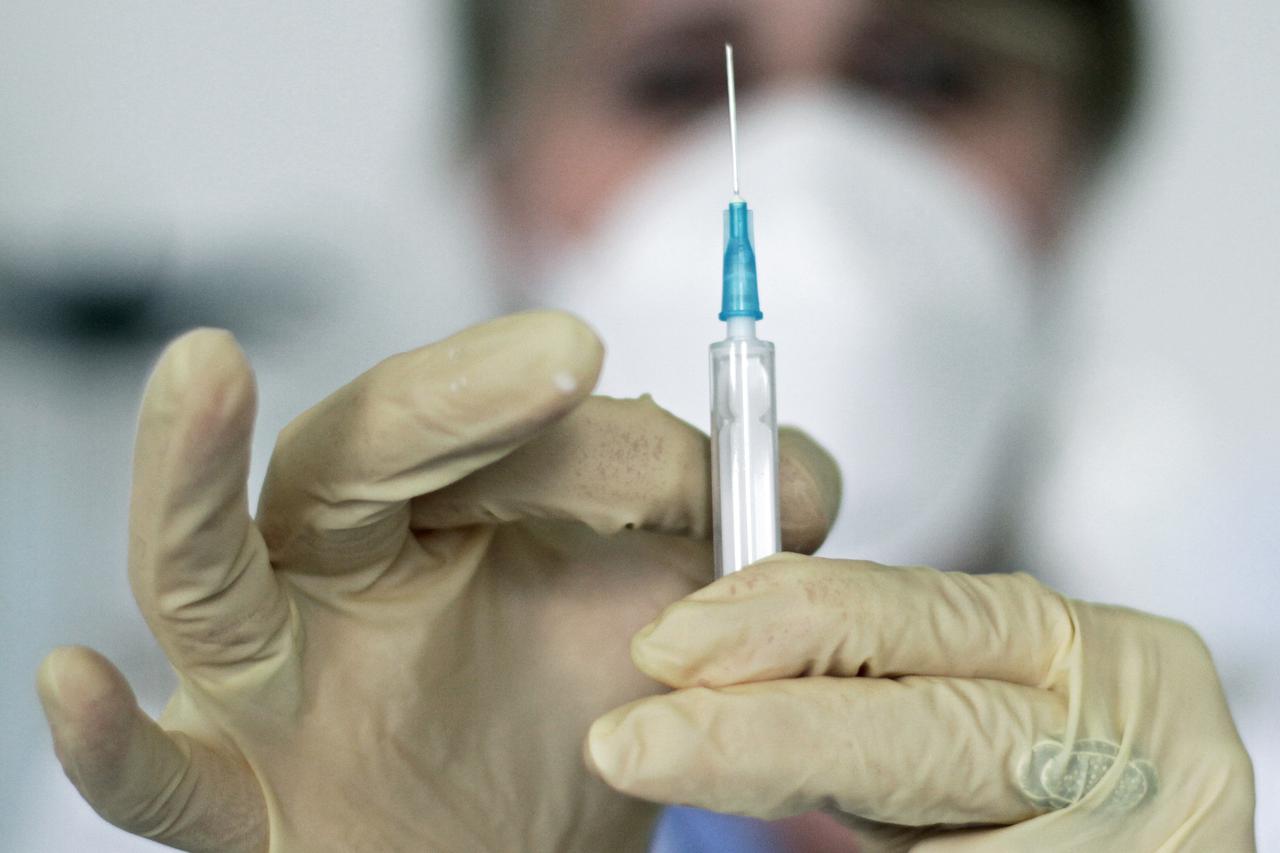 27.11.2009., Zadar - Cijepljenje protiv svinjske gripe (H1N1) nije privuklo mnogo pacijenata. U Poliklinici je oko podneva primljen tek cetvrti pacijent.  Photo: Filip Brala/PIXSELL