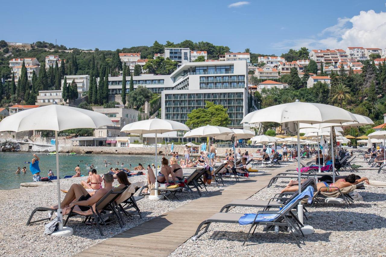 Dubrovnik: Plaža u uvali Lapad prepuna turista