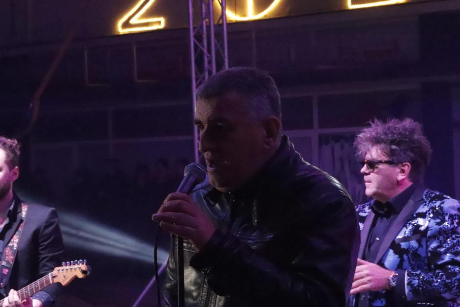 Sinj: Crvena jabuka zabavljala građane na dočeku Nove 2022. godine