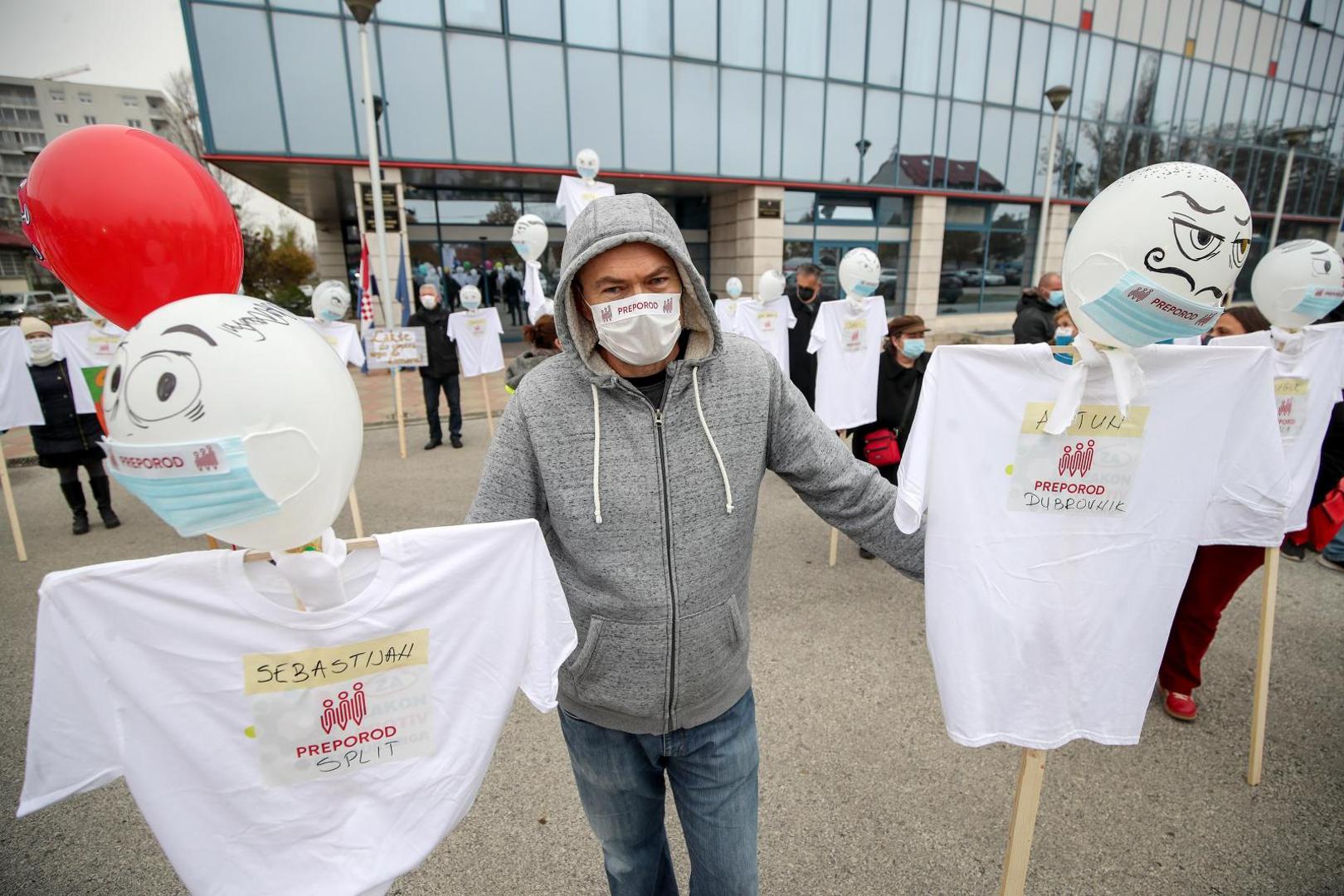 25.11.2020.,  Zagreb  - Sindikat zaposlenika u hrvatskom skolstvu Preporod odrzalo je ispred Ministarstva znanosti i obrazovanja prosvjed pod nazivom: Korona skola (Paralelna nastava, refundacija troskova, placa za vrijeme bolovanja i manjak spremacica). Photo: Igor Kralj/PIXSELL