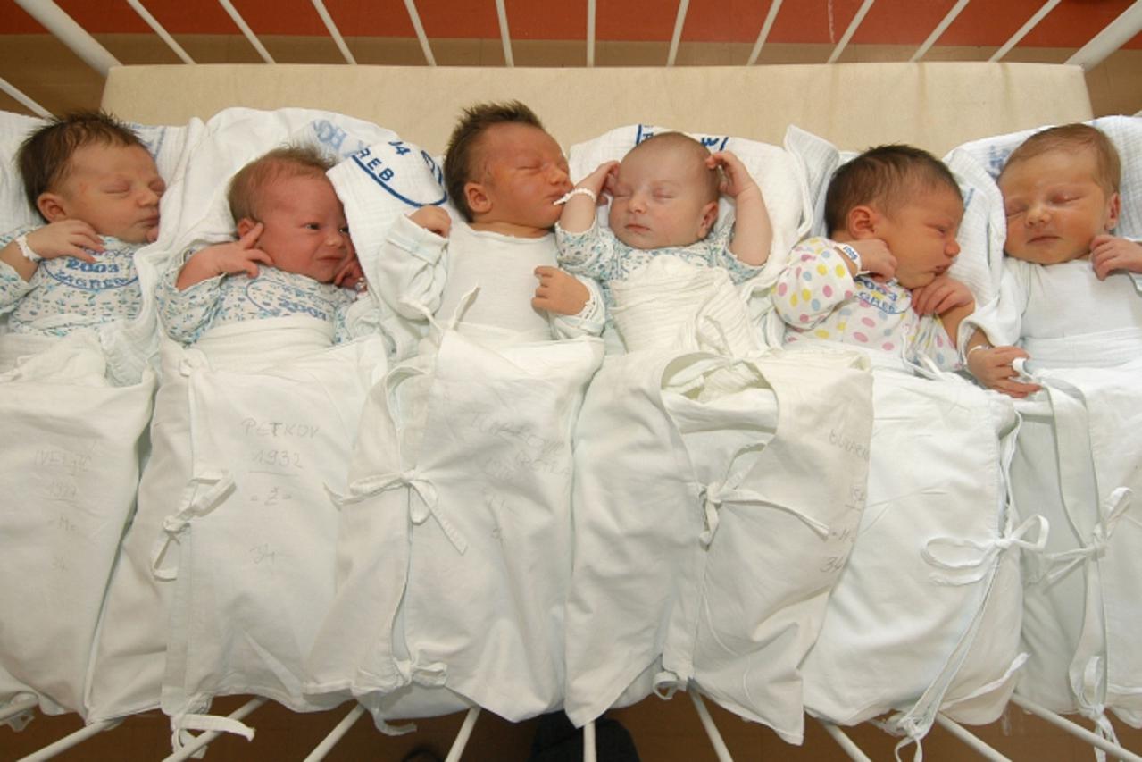 'gra...zagreb.07.07.2004 . rodiliste petrova bolnica -reportaza o rodiljama -foto: Zeljko Lukunic rodiliste  bebe'