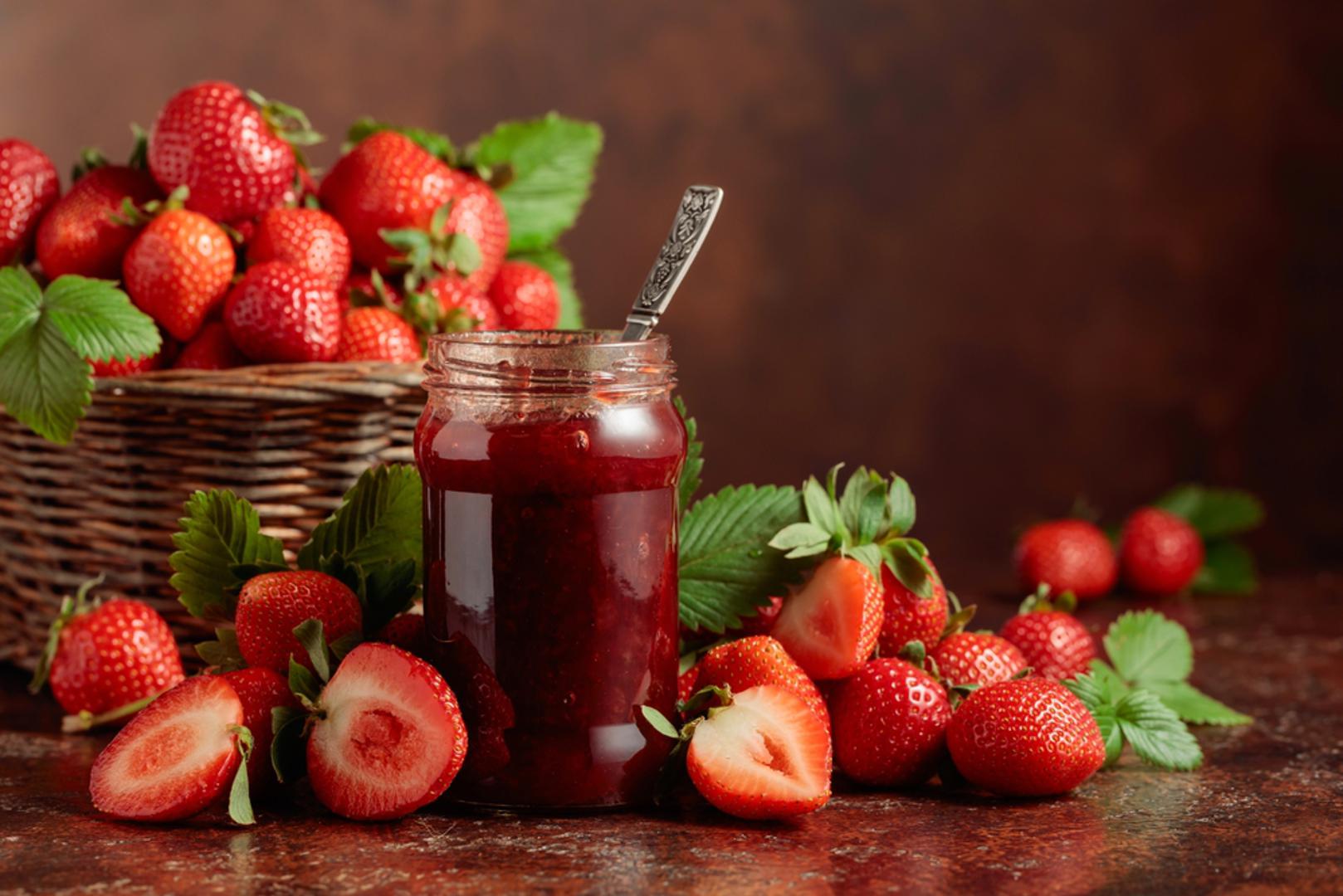 Džem od jagoda: Jagode, šećer i malo limunovog soka kuhajte sve dok ne dobijete gustu smjesu. Spremite džem u sterilizirane zagrijane staklenke i čuvajte na tamnom i hladnom mjestu. Ovo je savršen namaz za doručak ili nadjev za kolače.