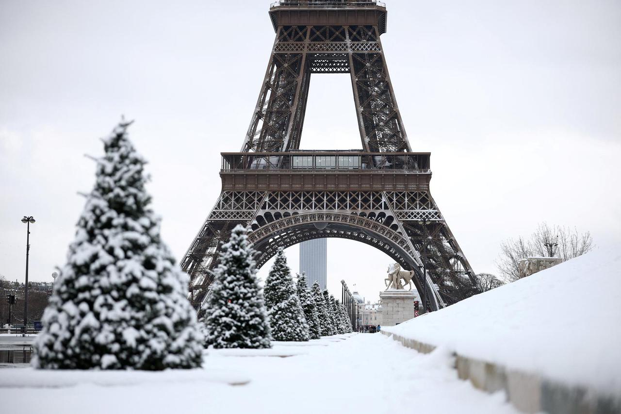 Snow and freezing temperatures in Paris