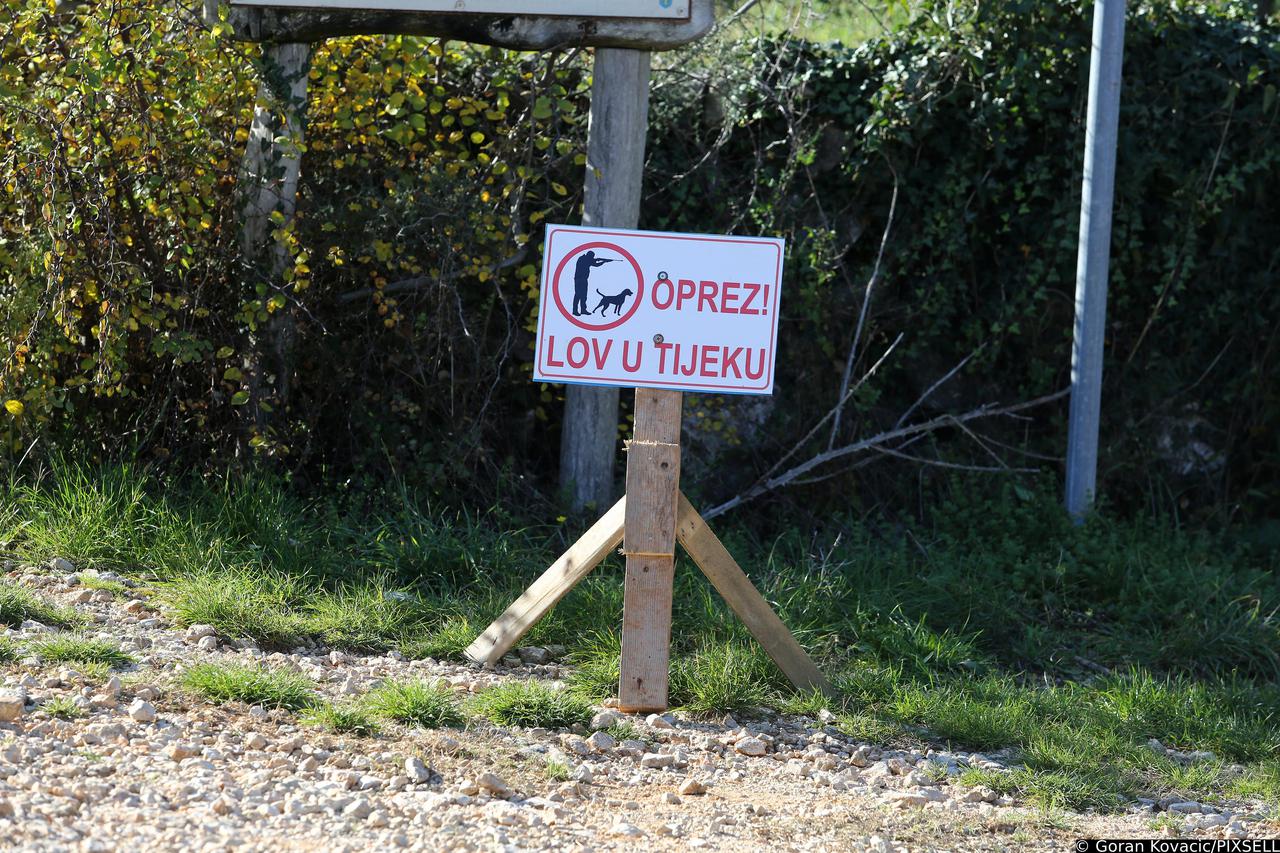 Krk: Ploča s upozorenjem da je lov u tijeku