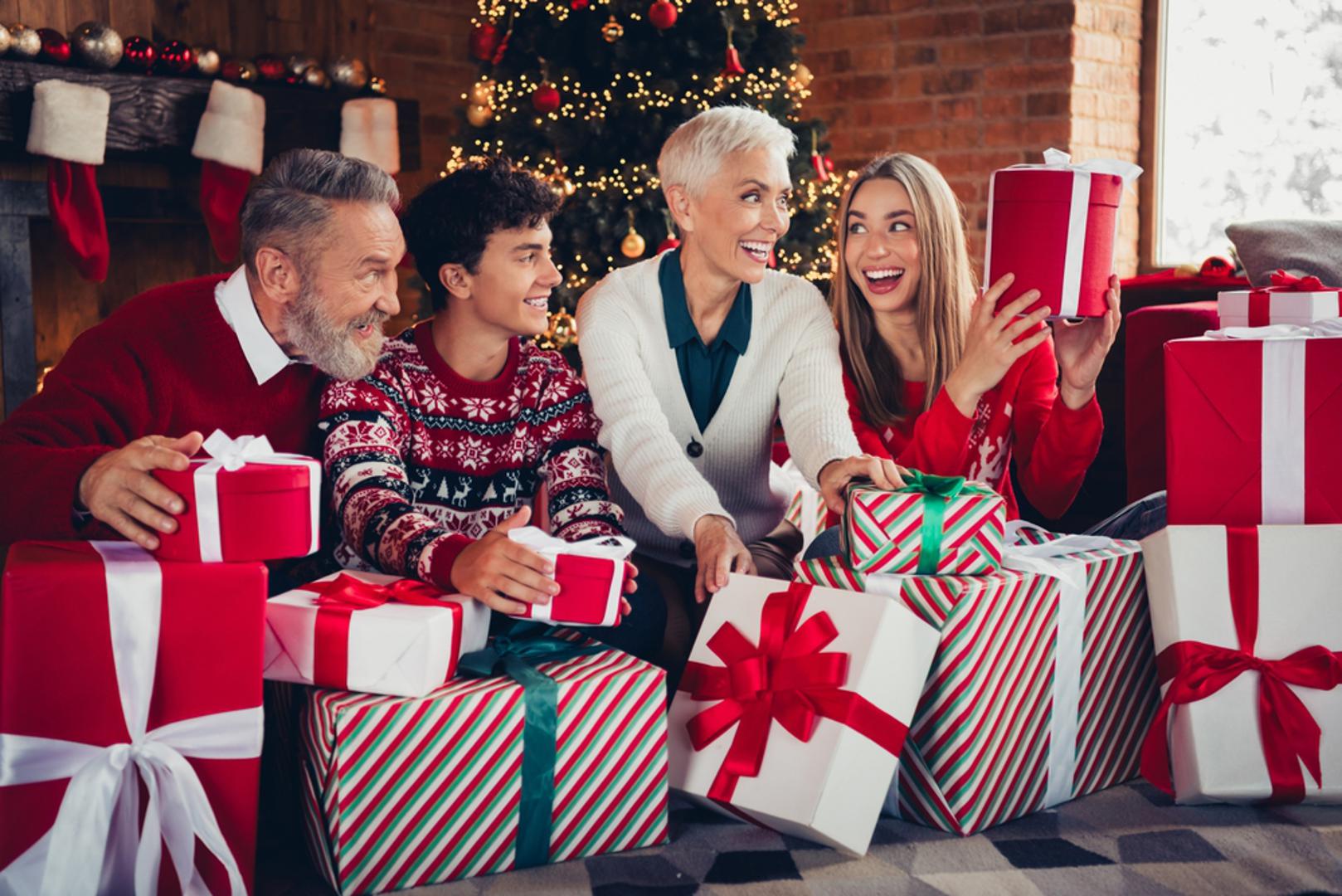 Blagdani su idealna prilika da razveselite drage ljude nečim što savršeno odgovara uz njihov karakter. Ako birate poklon nasumično, lako biste mogli završiti s još jednim šalom koji će cijelu godinu skupljati prašinu u ormaru. Zato donosimo malu pomoć odnosno prijedloge božićnih darova skrojenih po horoskopskim znakovima.