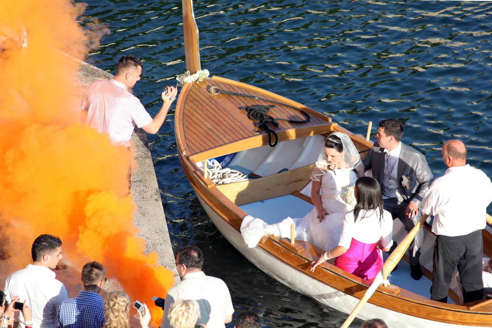  Par je bračne zavjete izrekao pred matičarem i najbližim svjedocima, dok su ih uzvanici čekali na pristaništu ispred hotela „Jadran“ u Pećinama.