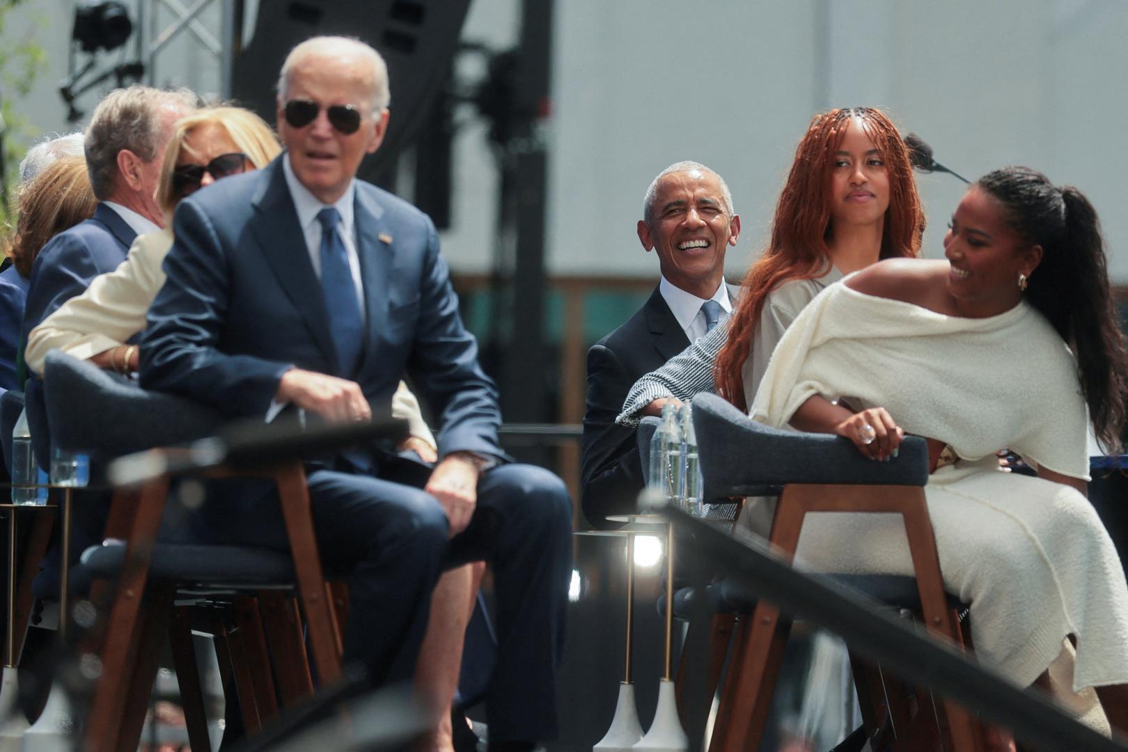 Za obitelj Obama privatnost njihovih kćeri uvijek je bila jedan od prioriteta. Tijekom godina Malija i Sasha tek su se povremeno pojavljivale u javnosti, uglavnom na obiteljskim događanjima ili na društvenim mrežama svojih roditelja.