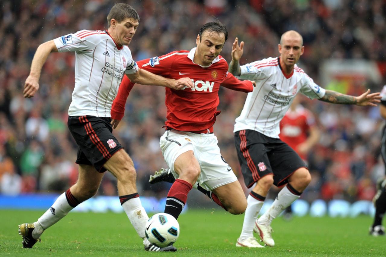 \'Manchester United\'s Bulgarian forward Dimitar Berbatov (C) vies with Liverpool\'s English midfielder Steven Gerrard (L) and Liverpool\'s Raul Meireles during the English Premier League football mat
