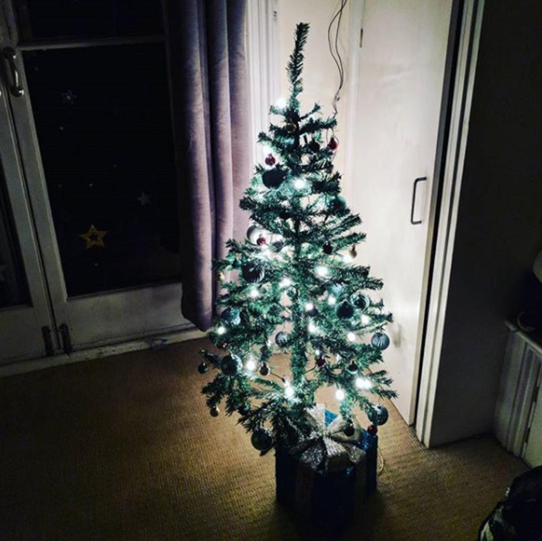Nerijetko se upaljene božićne dekoracije i ukrasne svijeće ostavljaju bez nadzora u blizini božićnog drvca. Prirodno božićno drvce predstavlja posebnu opasnost.