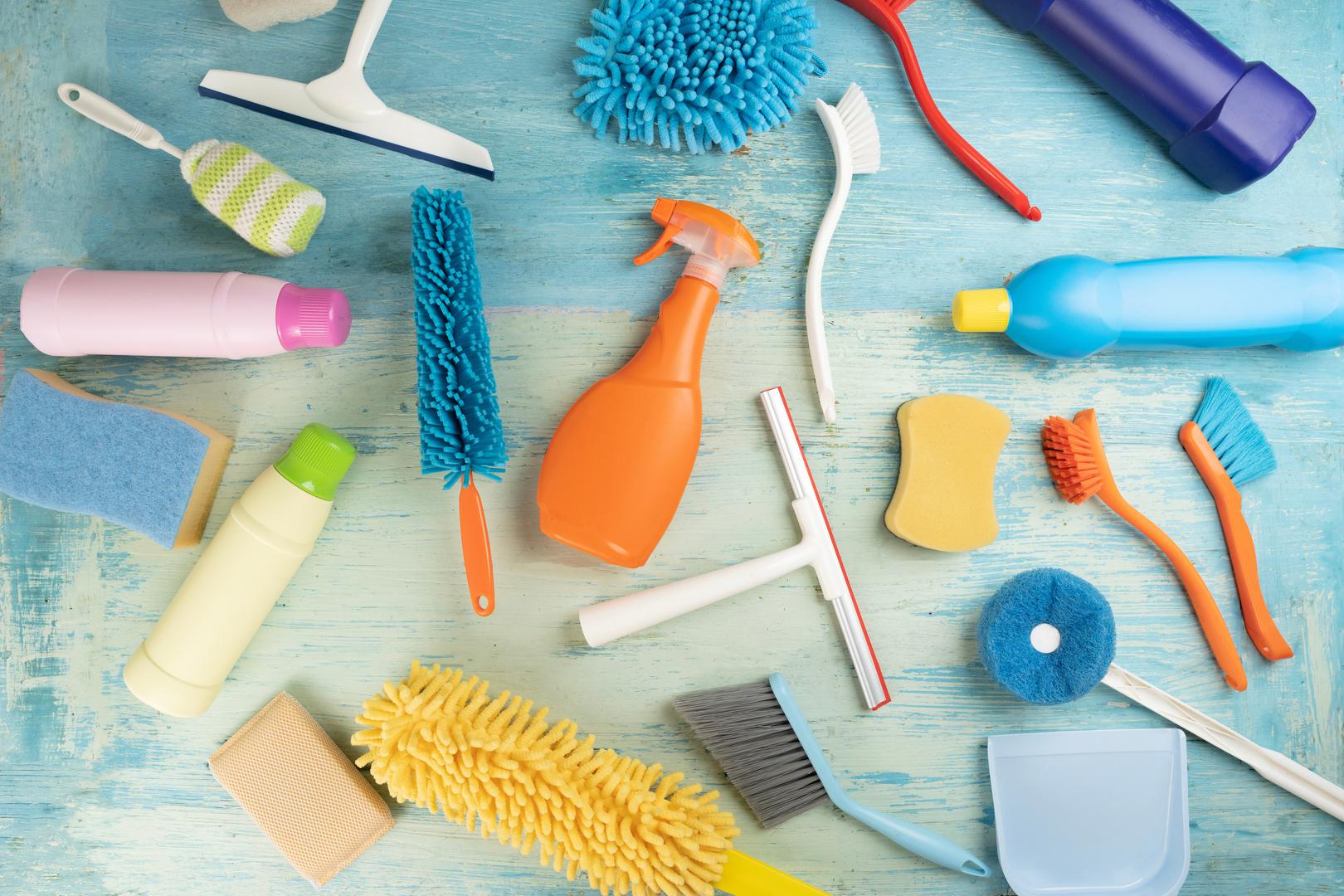 Neispravno spremanje proizvoda za čišćenje
Provodite li polovicu vremena predviđenog za čišćenje pokušavajući pronaći odgovarajuća sredstva za čišćenje i alate? Ovo je loša navika koju je lako promijeniti. 
- Boce od prozirnog stakla mogu izgledati lijepo na polici, ali nisu prikladne za sve proizvode. Neki poput vodikovog peroksida ili klorovog izbjeljivača, gube svoju učinkovitost kada su izloženi sunčevoj svjetlosti. Drugi, uključujući otapala poput alkohola ili acetona, su zapaljivi, pa ih se mora držati u dobro zatvorenim spremnicima daleko od topline i svjetlosti - objasnio je stručnjak.
Skupite sredstva za čišćenje koja su vam potrebna za svako područje u domu i pohranite ih blizu tog područja. Primjerice, sredstva za čišćenje kupaonice mogu se staviti u malu, plastičnu posudu i zatim pospremiti na policu ili ispod umivaonika. 