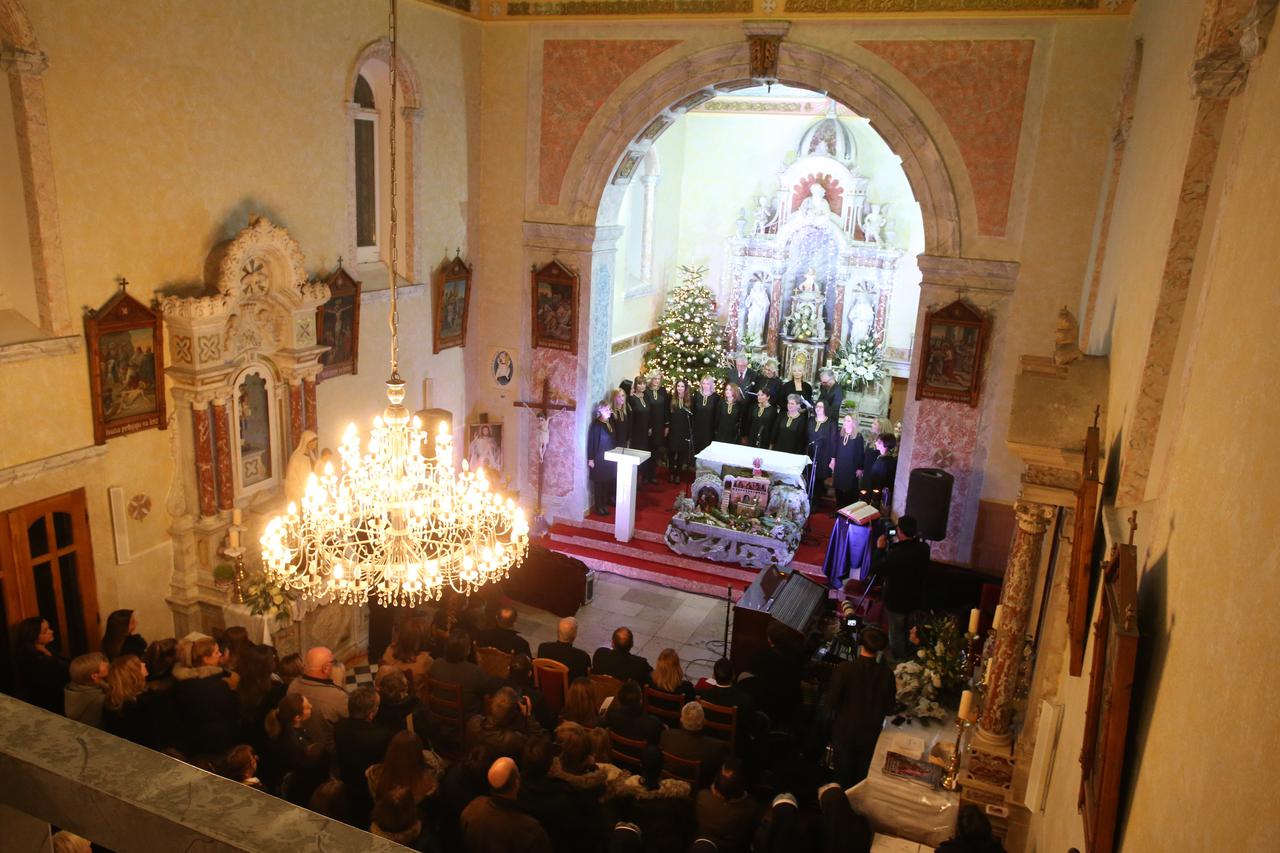 Djevojke s Cetine u prepunoj crkvi sv. Mihovila izvele glazbeno-scensko djelo Triljski misal