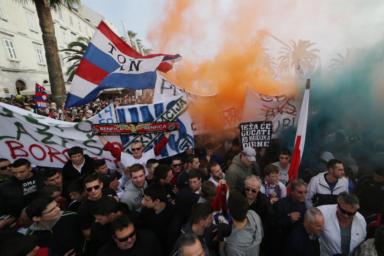 Split: Na Rivi održan prosvjed Torcide protiv Hrvatskog nogometnog saveza