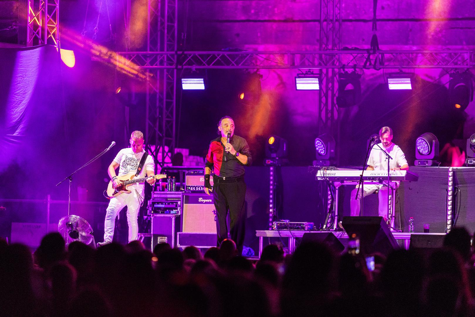 Nizao je evergreene "Onaj tko te ljubi sretan je", "Kad žena zavoli", "General bez činova", "Piši propalo" i mnoge druge, baš kako je i obećao na samom početku glazbene noći.