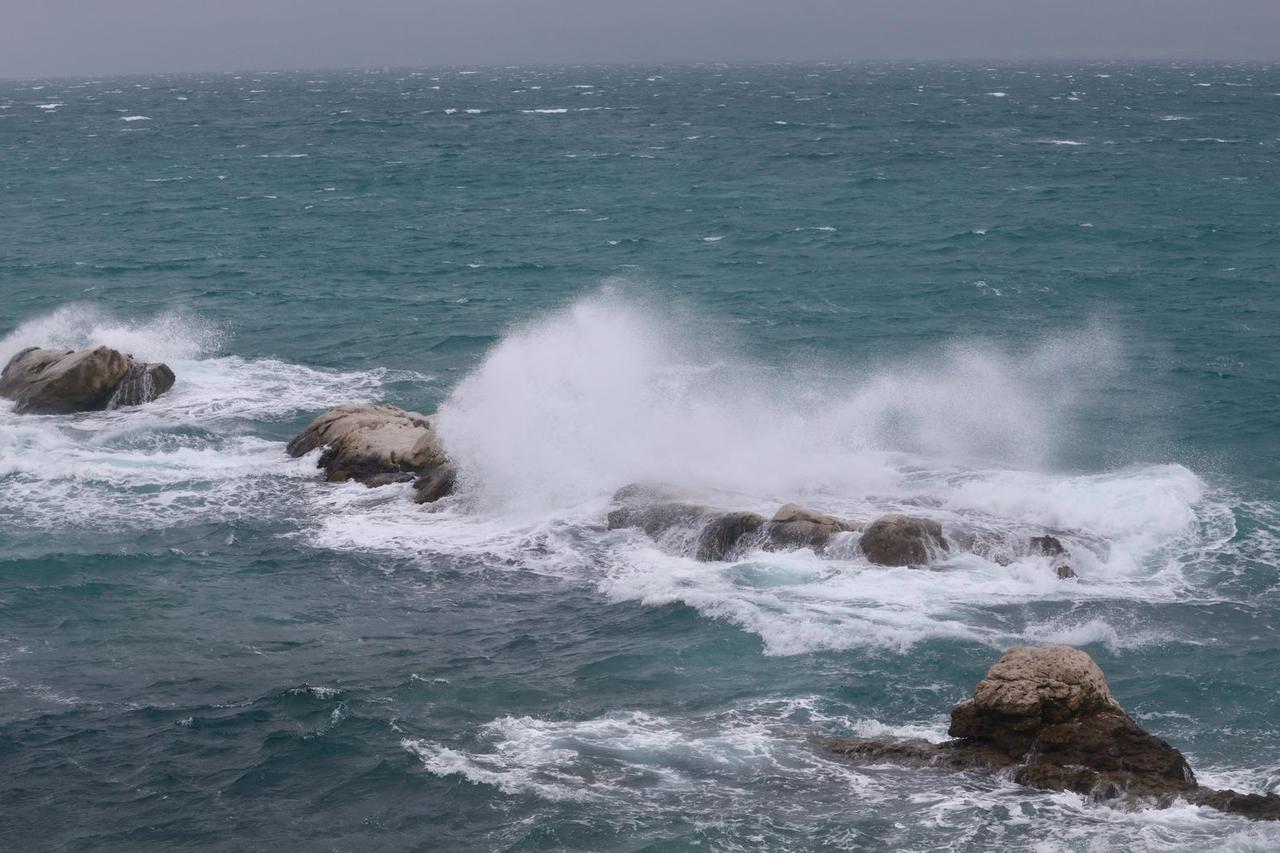 Split: Jugo u jačanju donijelo probleme  pomorcima