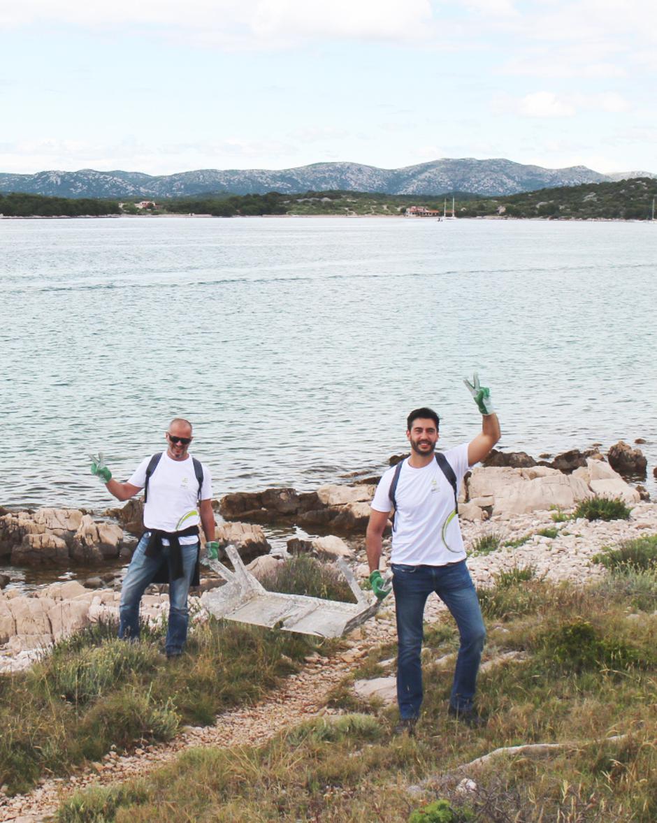 Zaposlenici HEP Opskrbe pomogli u čišćenju teško dostupne obale otoka Murtera