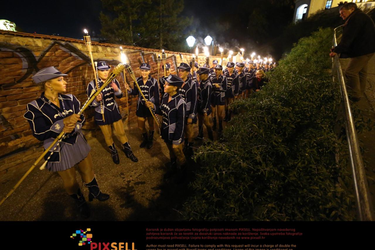 '08.11.2012., Zagreb - Inicijacija za novu predvodnicu Zagrebackih mazoretkinja. Centrom grada mazoretkinje su prosetale s upaljenim bakljama, a u Gradskoj skupstini su se sastale s predsjednikom grad