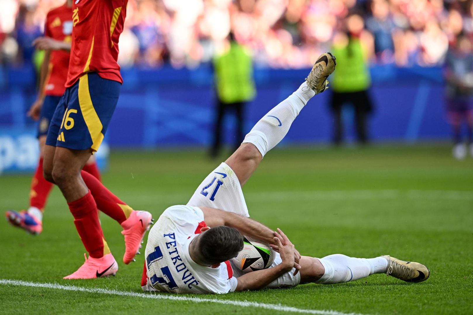 12. Zapamćeni kiks iz reprezentativnog dresa se dogodio na Euru 2024. kada je htio iznuditi crveni karton i penal, umjesto da zabije na praktički prazan gol, a kazneni udarac je potom promašio. "Htio sam vratiti nas u igru, ali na kraju nisam uspio. Imao sam najbolju namjeru", rekao je Petković. Kako je sam rekao, očigledno je razmišljao o previše stvari u tom trenutku, no ostaje činjenica da je njegova kriva procjena u konačnici igrala bitnu ulogu u usmjeravanju ključne utakmice.