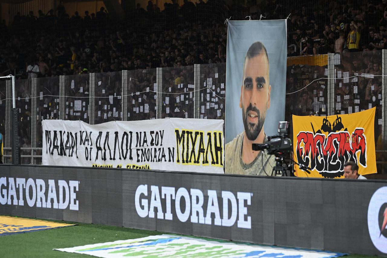 Atena: Navijači AEK-a transparentom odali počast ubijenom navijaču