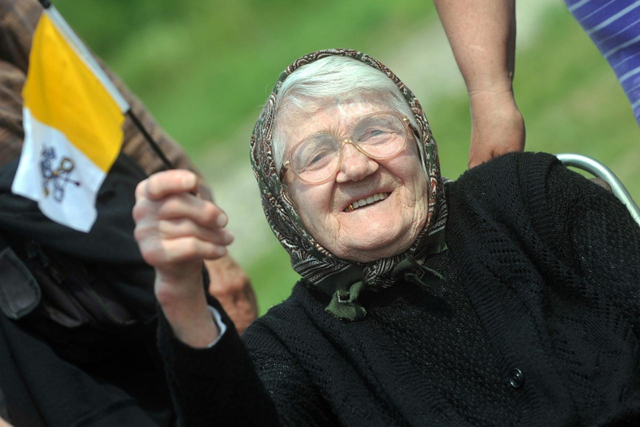 '04.06.2011., Zagreb - Papa Benedikt XVI, nakon slijetanja, u pratnji policije krenuo je prema Uredu predsjednika. Gradjani su ga srdacno docekali na izlazu sa aerodroma kod Velike Gorice. Marica Hara