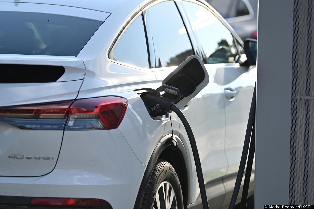 Audi Q4 e-tron na električnoj punionici