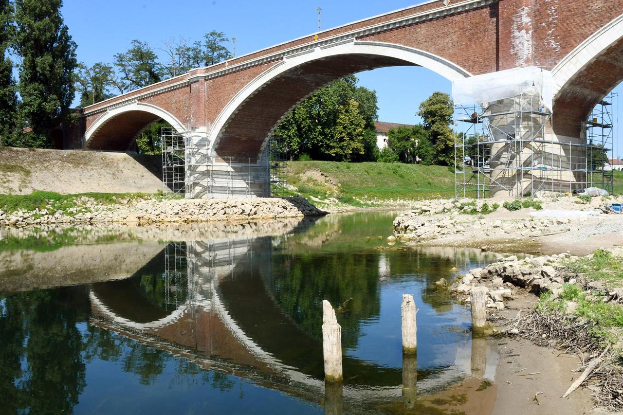 Sisak: Zbog niskog vodostaja Kupe vidljivi su ostaci starog drvenog mosta preko Kupe