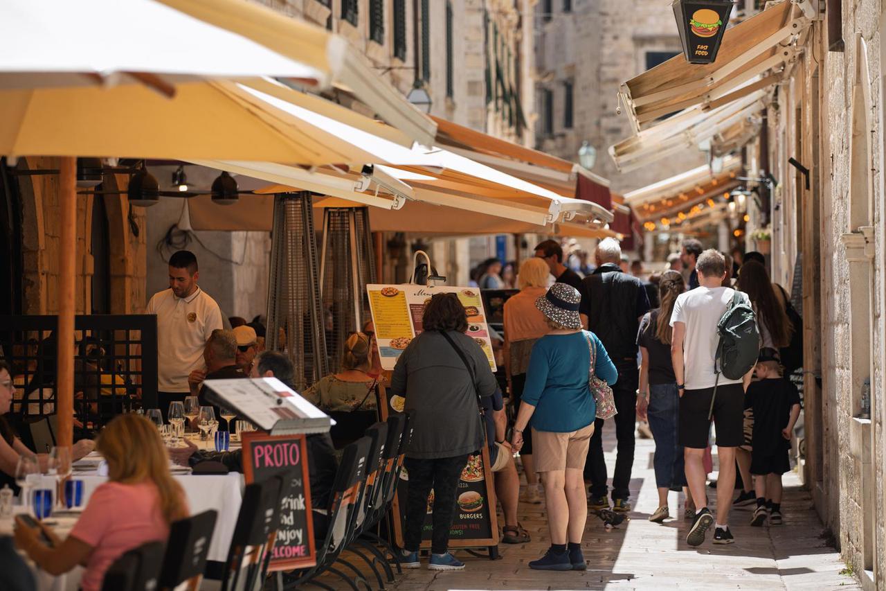 Ljetna atmosfera u Dubrovniku, gužve u gradu i kupanje na Banjama