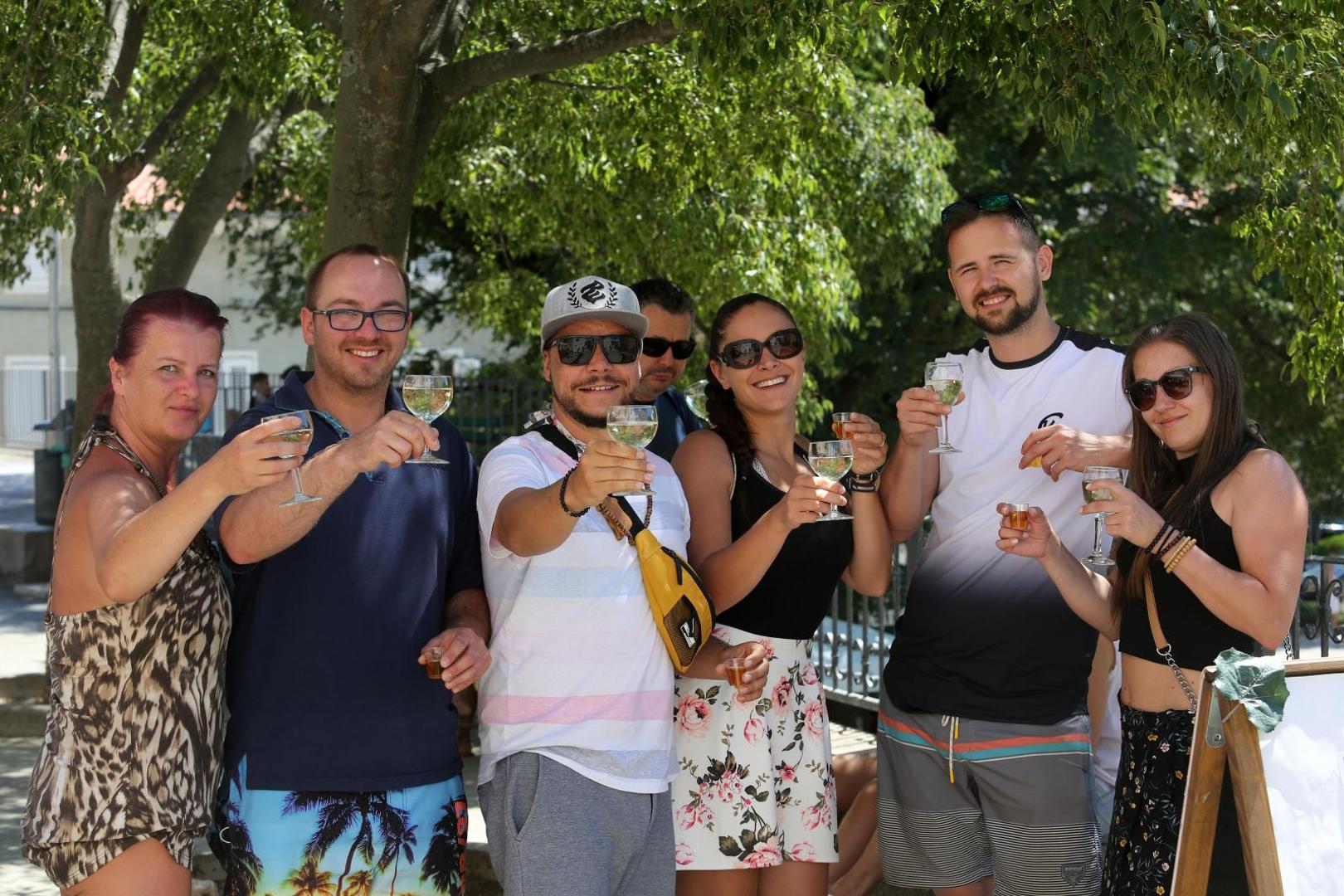 14.07.2020., Vrbnik - Turisticka patrola. Cesi i Hrvatica Diana (lijevo) nazdravljaju sa zlahtinom.
Photo: Goran Kovacic/PIXSELL