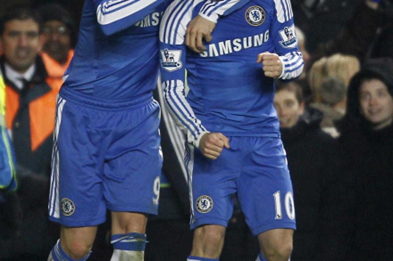 'Chelsea\'s Spanish player Juan Mata (R) celebrates scoring his goal with Chelsea\'s Spanish player Fernando Torres during an English Premier League football match between Chelsea and Manchester Unite