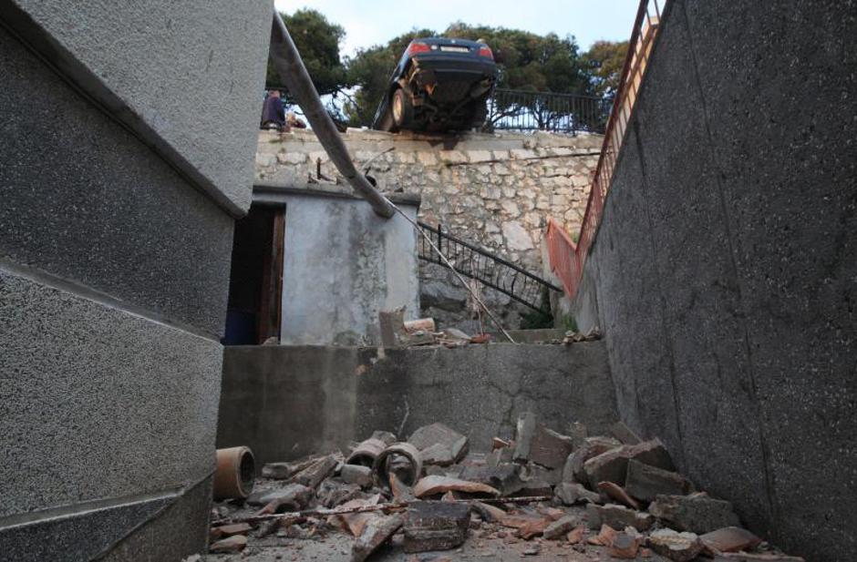 Automobil kod Šibenika probio zaštitnu ogradu i ostao visjeti