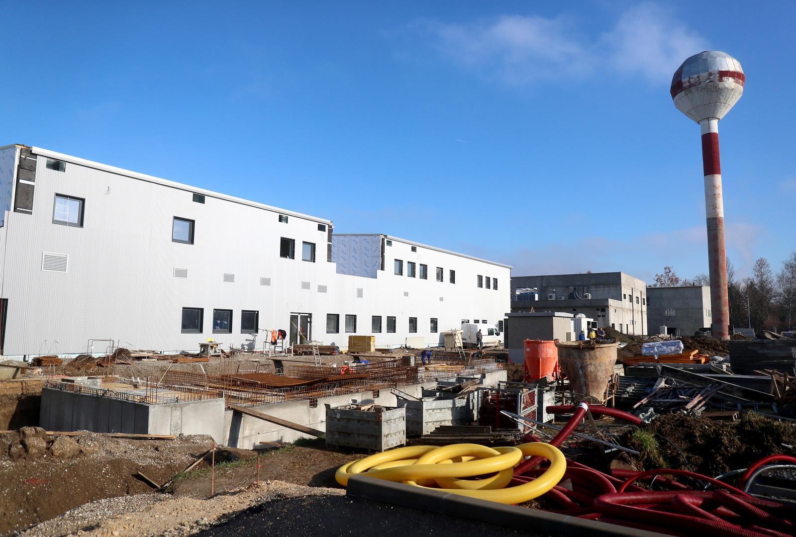 Najveća poletna masa od 24.500 kg omogućuje mu da uz širok spektar naoružanja zrak-zrak i zrak-površina u kombinaciji s dodatnim vanjskim spremnicima za gorivo učinkovito provodi širok spektar borbenih zadaća u taktičkom radijusu od 1800 km. Najveći dolet s vanjskim spremnicima za gorivo iznosi 3700 km.