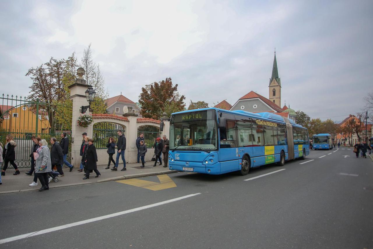 Zagreb: Gužva na Kaptolu na blagdan Svih svetih