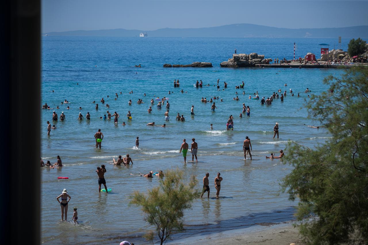 Split: Sunčani dan na plaži Firule