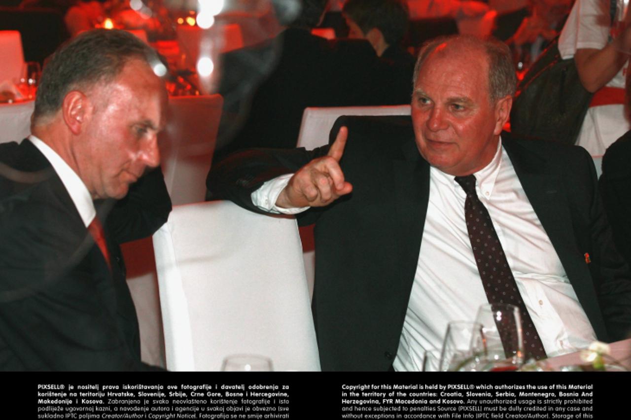 '19.05.2012, Allianz Arena, Muenchen, UEFA CL, Finale, GER, UEFA CL Final, FC Bayern M?nchen vs. FC Chelsea, im Bild   Uli Hoeness (R), President of  FC Bayern Muenchen talks to Karl-Heinz Rummenigge,