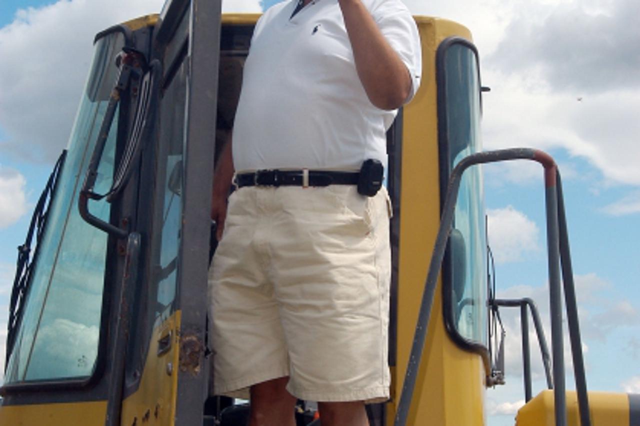 'unutrasnja...zagreb...13.07.2004. lijevi gradecak, ljubo cesic rojs rusi susjednu drvenu kucu foto: goran stanzl'